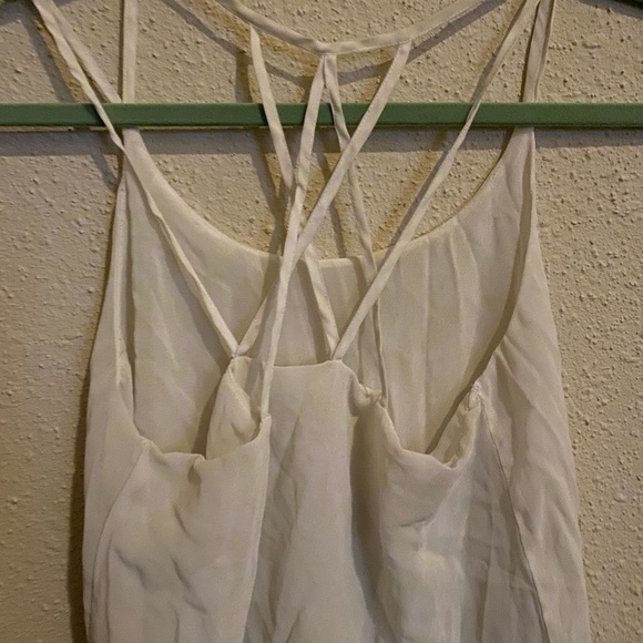 White top - Picture 2 of 4